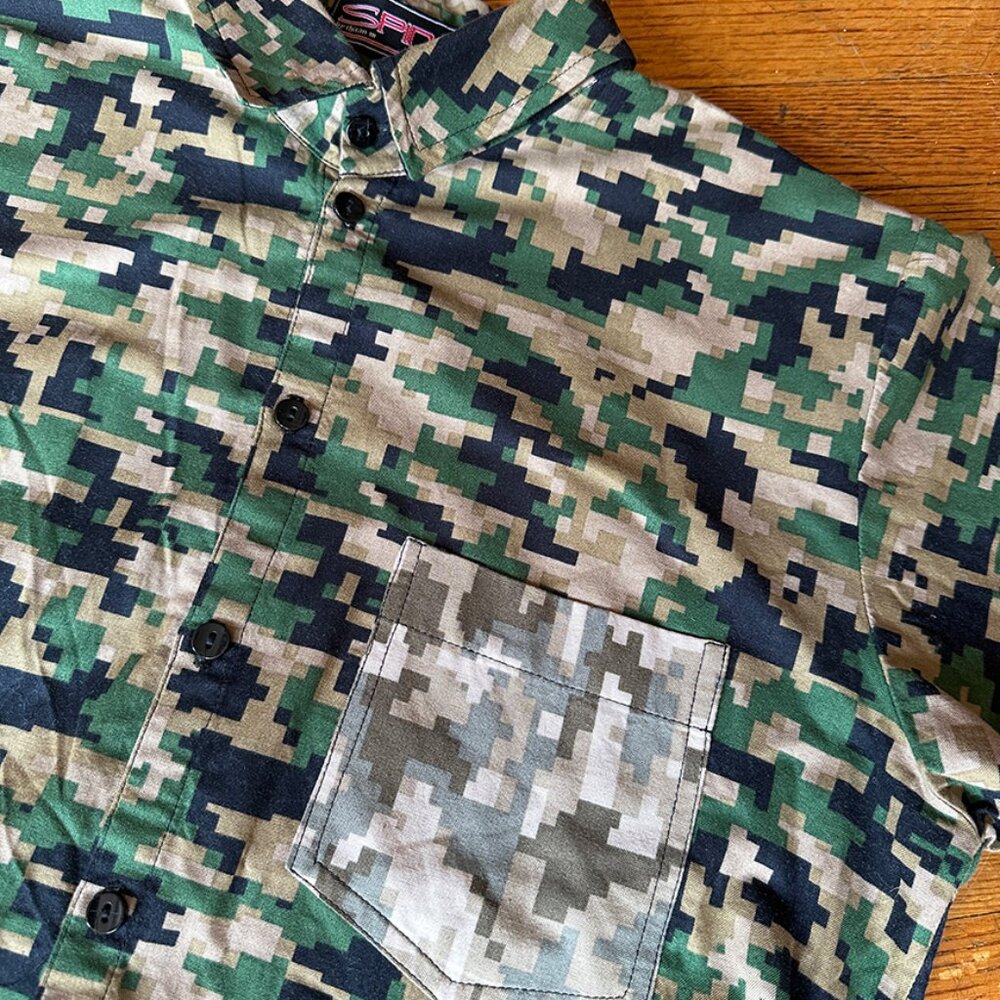 Men's digi camo camouflage button down short sleeved shirt with collar. sz M